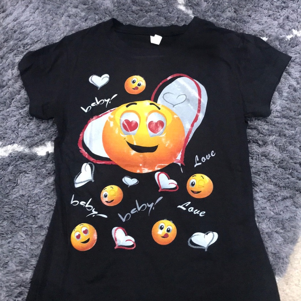 Love emoji tee